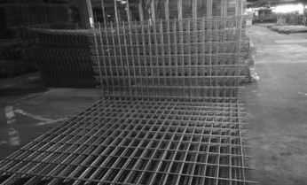 Staggered mesh product